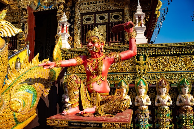 Una hermosa vista del templo Wat Saeng Kaeo ubicado en Chiang Rai Tailandia