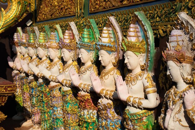 Una hermosa vista del templo Wat Saeng Kaeo ubicado en Chiang Rai Tailandia