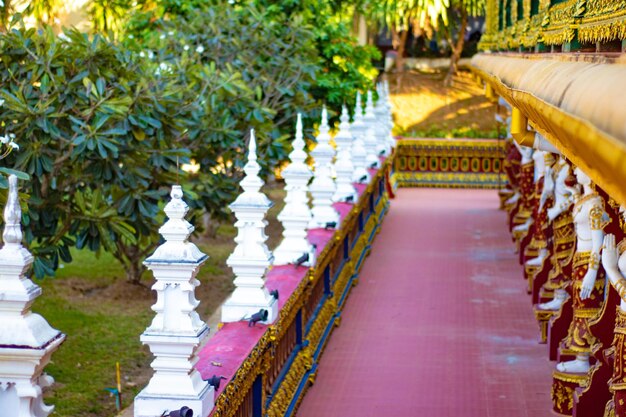 Una hermosa vista del templo Wat Saeng Kaeo ubicado en Chiang Rai Tailandia