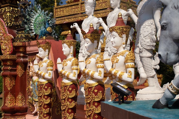 Una hermosa vista del templo Wat Saeng Kaeo ubicado en Chiang Rai Tailandia