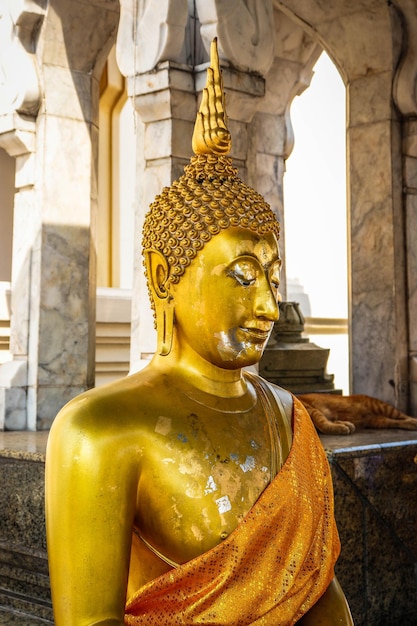 Una hermosa vista del templo Wat Traimit ubicado en Bangkok Tailandia