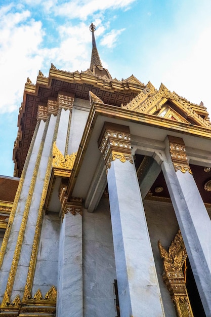 Una hermosa vista del templo Wat Traimit ubicado en Bangkok Tailandia