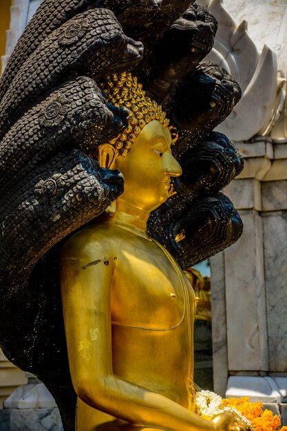 Una hermosa vista del templo Wat Traimit ubicado en Chinatown Bangkok Tailandia