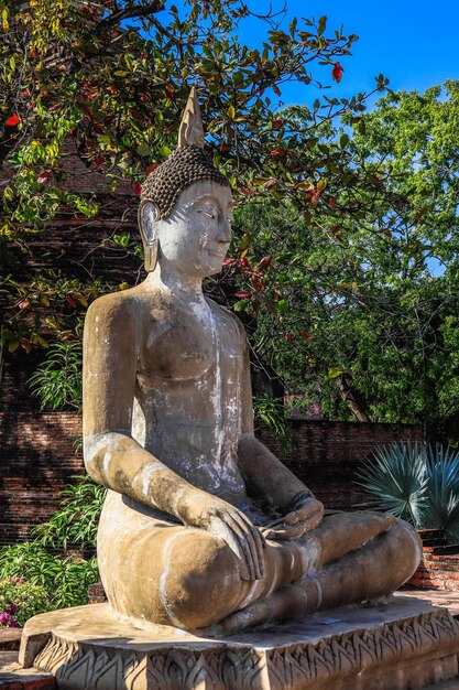 Una hermosa vista del templo Wat Yai Chaimongkhol ubicado en Ayutthaya Tailandia