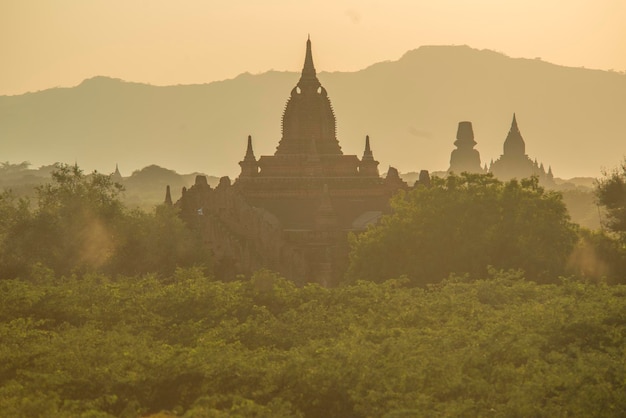 Una hermosa vista de los templos budistas en Bagan Myanmar