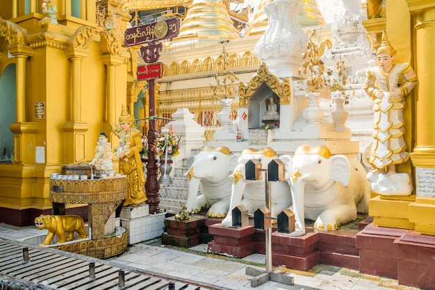 Una hermosa vista de los templos de Shwedagon Padoga ubicados en Yangon Myanmar