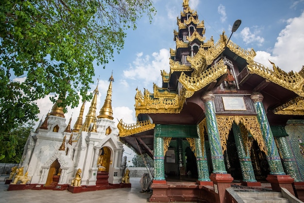 Una hermosa vista de los templos de Shwedagon Padoga ubicados en Yangon Myanmar