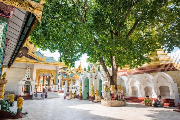 Una hermosa vista de los templos de Shwedagon Padoga ubicados en Yangon Myanmar