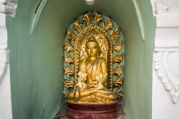 Una hermosa vista de los templos de Shwedagon Padoga ubicados en Yangon Myanmar