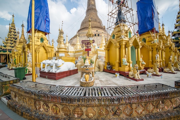 Una hermosa vista de los templos de Shwedagon Padoga ubicados en Yangon Myanmar