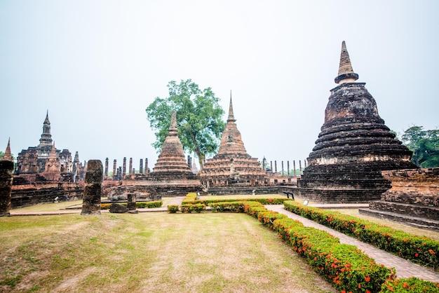 Una hermosa vista de los templos en Sukhothai Tailandia