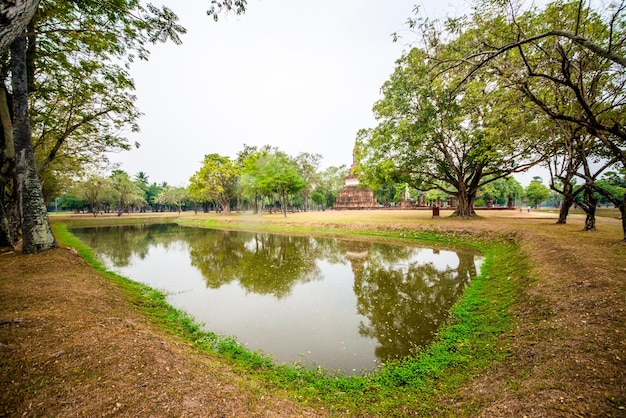 Una hermosa vista de los templos en Sukhothai Tailandia