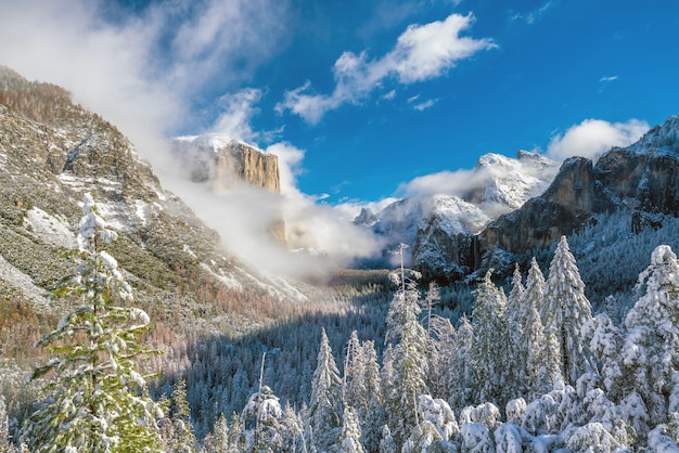 Hermosa vista de la temporada de invierno del parque nacional de Yosemite en California, Estados Unidos