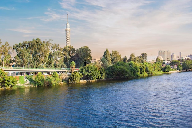 Hermosa vista del terraplén del Nilo en El Cairo, Egipto