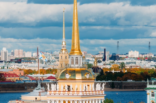 Hermosa vista a las torres del Almirantazgo y la Fortaleza de Peter-Pavel desde la catedral de Isaac, San Petersburgo, Rusia.