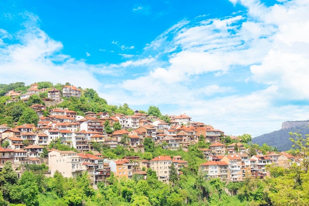 Hermosa vista de Tsarevets en las montañas, en Veliko Tirnovo, Bulgaria