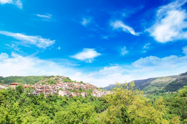 Hermosa vista de Tsarevets en las montañas, en Veliko Tirnovo, Bulgaria