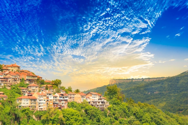 Hermosa vista de Tsarevets en las montañas, en Veliko Tirnovo, Bulgaria