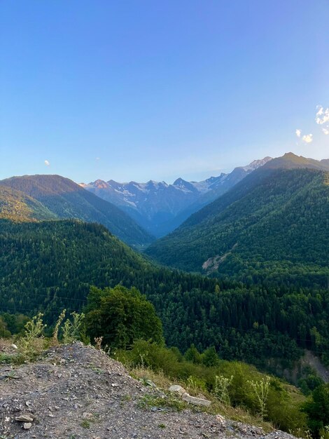 Una hermosa vista del valle de las montañas