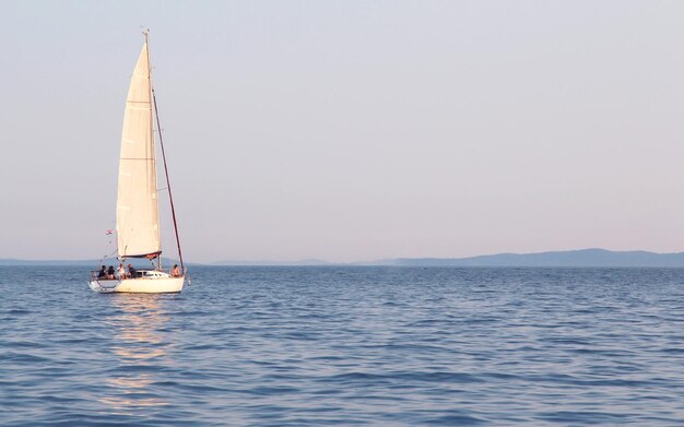 hermosa vista de un velero en el mar navegando al atardecer