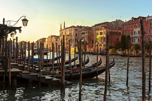 Hermosa vista de Venecia en la luz del sol al atardecer. Casas venecianas y góndolas al atardecer.