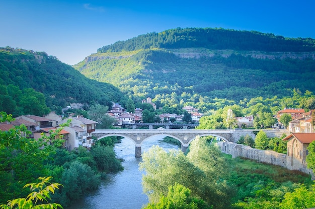 Hermosa vista de verano del antiguo puente en veliko tarnovo bulgaria