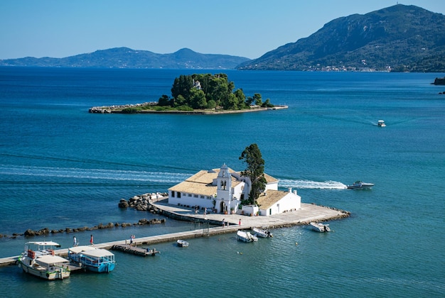 Hermosa vista de verano del Monasterio Vlacherna y la isla de Ponticonisi o Isla Ratón en Kerkyra Corfú Grecia Europa