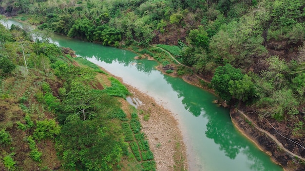 Hermosa vista de verano sobre el río Oyo, Bantul Yogyakarta