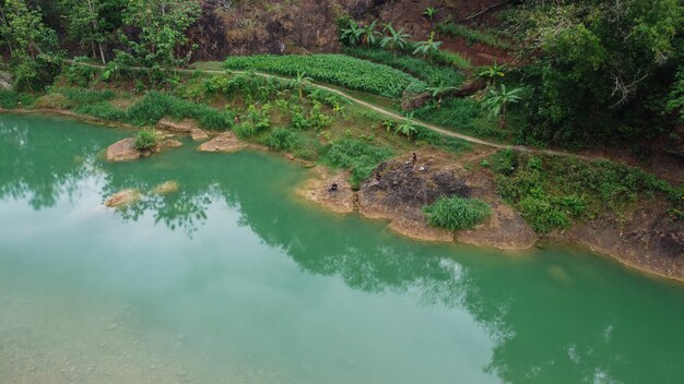 Hermosa vista de verano sobre el río Oyo, Bantul Yogyakarta