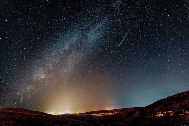 Hermosa vista de la vía láctea en la noche