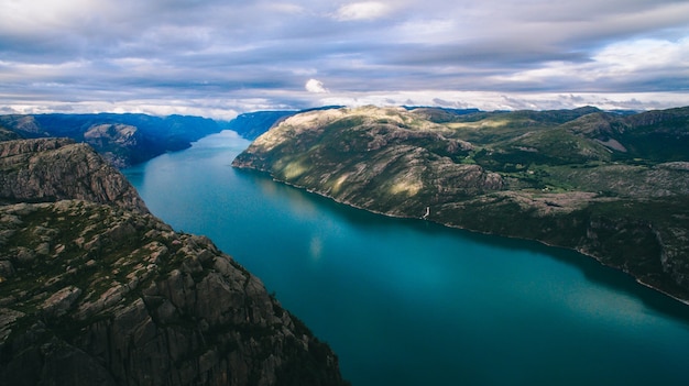Hermosa vista vibrante de verano en el famoso lugar turístico de Noruega - trolltunga, la lengua de los trolls con un lago y las montañas, Noruega, Odda.