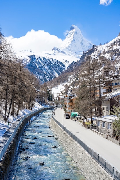 Hermosa vista de la vieja aldea en un día soleado con el fondo máximo de Matterhorn en Zermatt