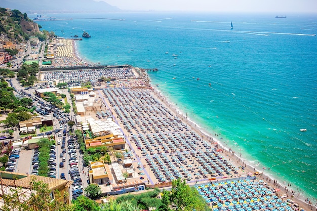 Foto hermosa vista de vietri sul mare, la primera ciudad de la costa de amalfi con el golfo de salerno campania