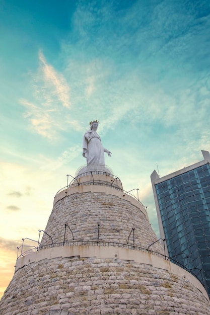 Hermosa vista de la Virgen María Harissa Señora del Líbano en el Monte Harissa, Líbano