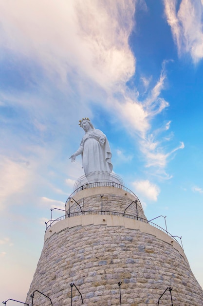 Hermosa vista de la Virgen María Harissa Señora del Líbano en el Monte Harissa, Líbano