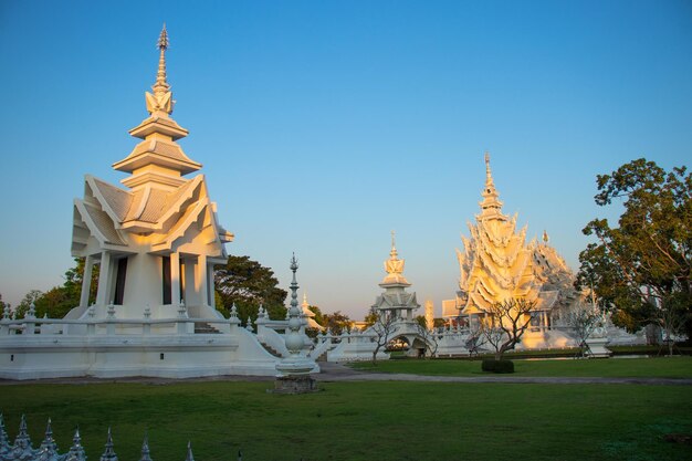 Una hermosa vista de Wat Rong Khun el Templo Blanco ubicado en Chiang Rai Tailandia