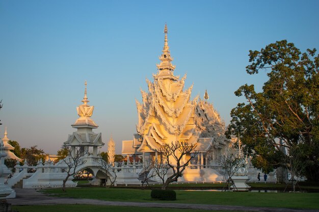 Una hermosa vista de Wat Rong Khun el Templo Blanco ubicado en Chiang Rai Tailandia