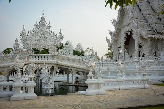 Una hermosa vista de Wat Rong Khun el Templo Blanco ubicado en Chiang Rai Tailandia