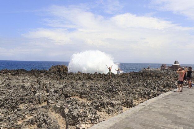 Una hermosa vista de Waterblow en Nusa Dua Beach Bali Indonesia