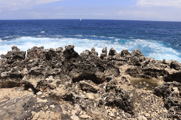 Una hermosa vista de Waterblow en Nusa Dua Beach Bali Indonesia