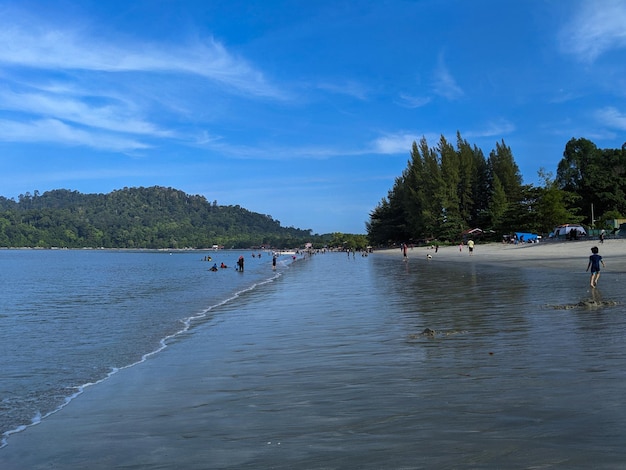 Una hermosa vista de la zona costera cuando el agua del mar retrocede