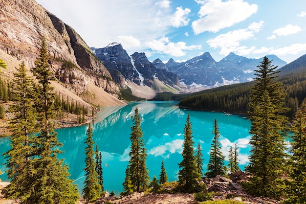 Hermosas aguas turquesas del lago Moraine con picos cubiertos de nieve por encima en el Parque Nacional Banff de Canadá