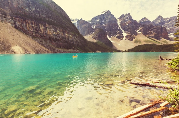 Hermosas aguas turquesas del lago Moraine con picos nevados encima en el Parque Nacional Banff de Canadá