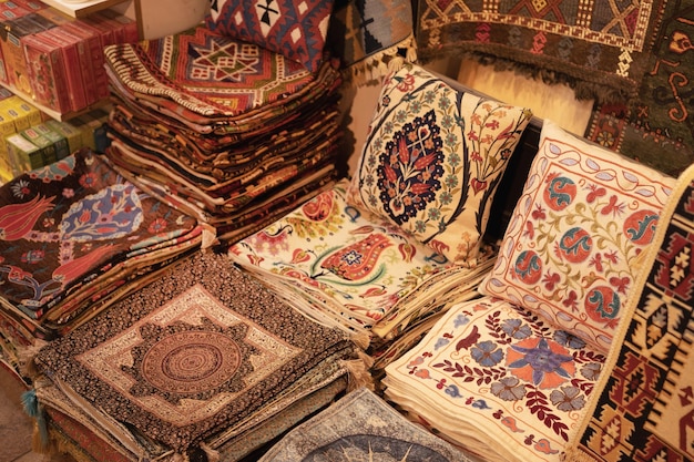 Hermosas almohadas turcas tradicionales textiles en el Gran Bazar de Estambul Recuerdos del concepto de Turquía