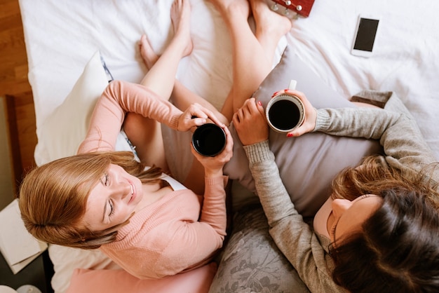 Hermosas amigas charlando en el dormitorio. Concepto de mejor amigo.