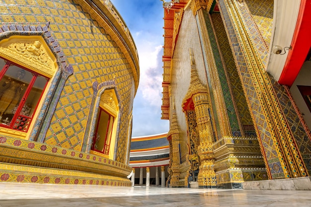 Hermosas artes doradas y arquitectura del templo Ratchabophit, el lugar antiguo de la herencia, construido en el reinado del rey Rama 5 en Bangkok, Tailandia