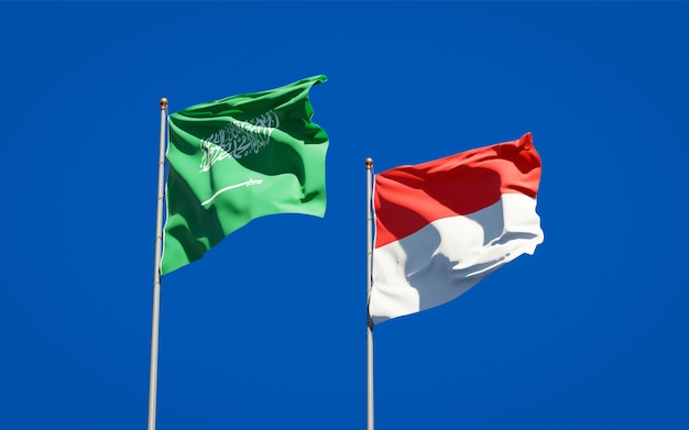 Hermosas banderas del estado nacional de Arabia Saudita e Indonesia juntos en el cielo azul