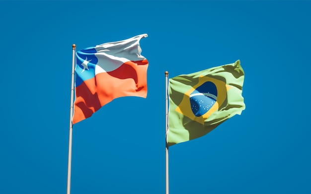 Hermosas banderas del estado nacional de Brasil y Chile juntos en el cielo azul
