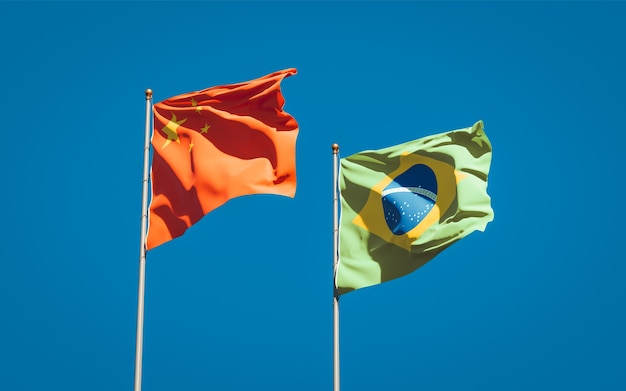 Hermosas banderas del estado nacional de Brasil y China juntos en el cielo azul