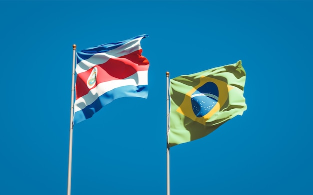 Hermosas banderas del estado nacional de Brasil y Costa Rica juntos en el cielo azul